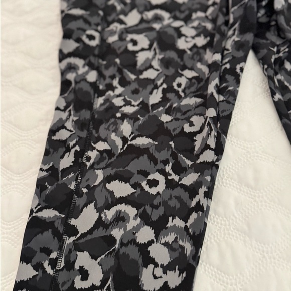 Chicos Zenergy Black/Gray/White Floral Athletic Crop Legging Pant Womens 3 US 16 - Picture 5 of 6